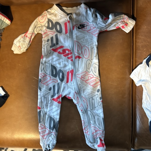 Baby 6 month NIKE bundle - Picture 3 of 4
